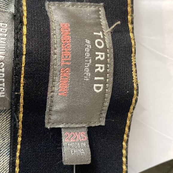 TORRID BOMBSHELL SKINNY PREMIUM STRETCH HIGH-RISE DESTRUCTED JEANS - Picture 5 of 9